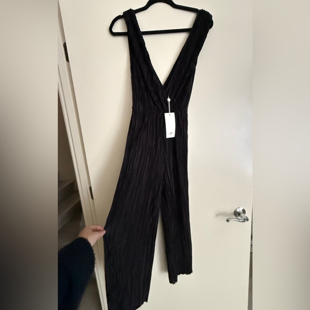 Chic Black Pleated Jumpsuit